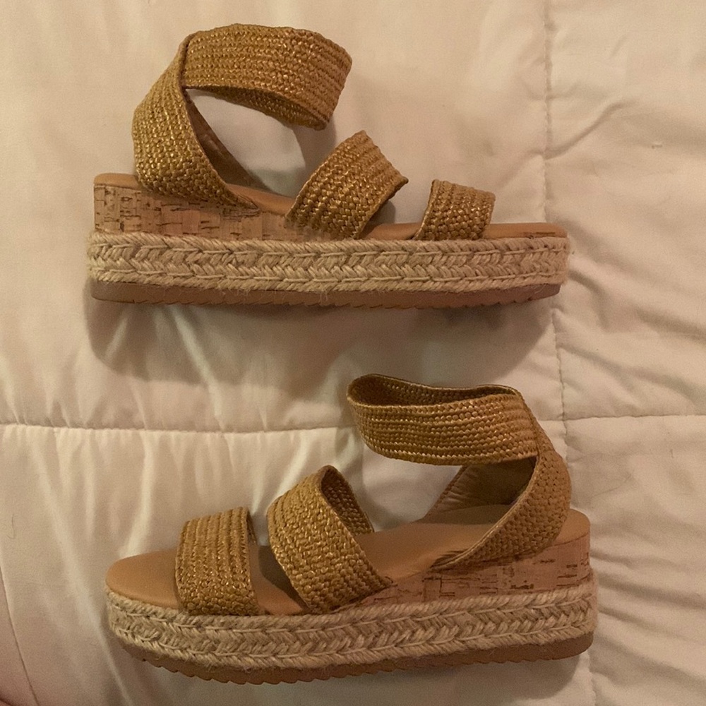 New lower price! 
💐Size 7 1/2 Cute SPRING platform Bamboo Sandals!